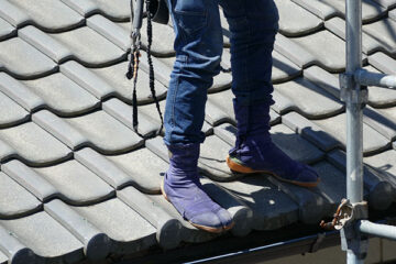 屋根の修理をする作業員