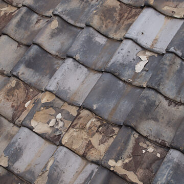 劣化した日本家屋の屋根瓦