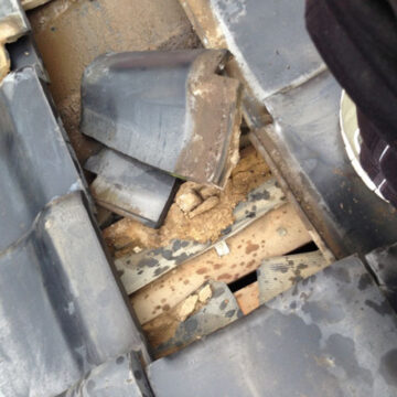 雨漏りする屋根