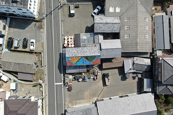 カラフルな瓦屋根