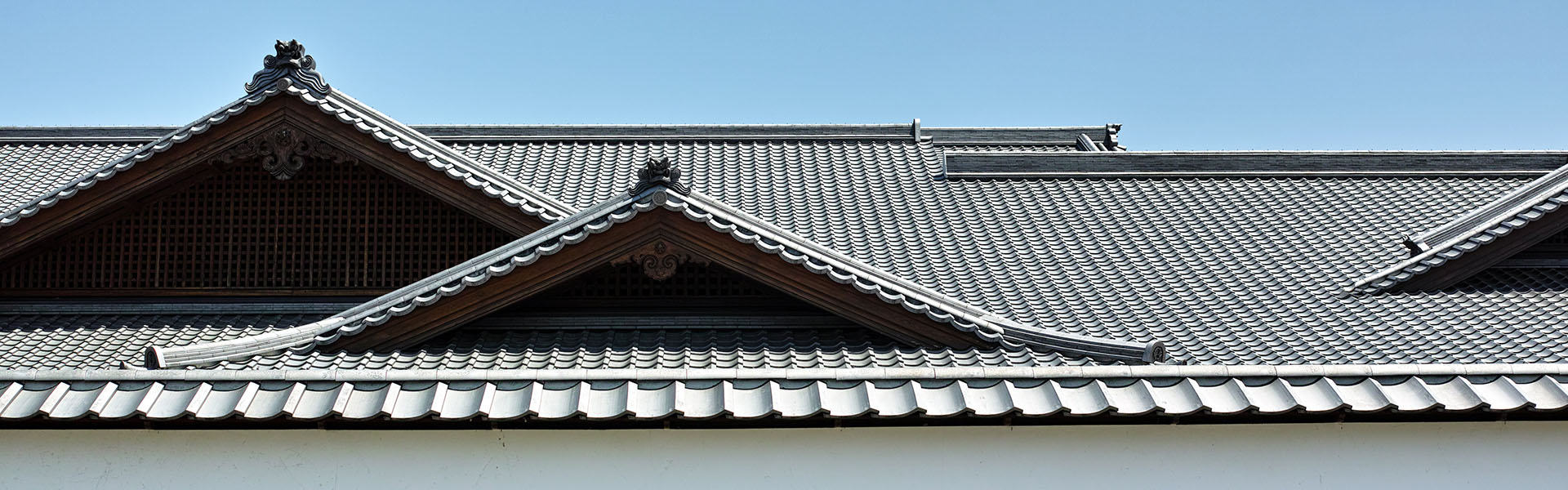 の本の伝統の瓦屋根