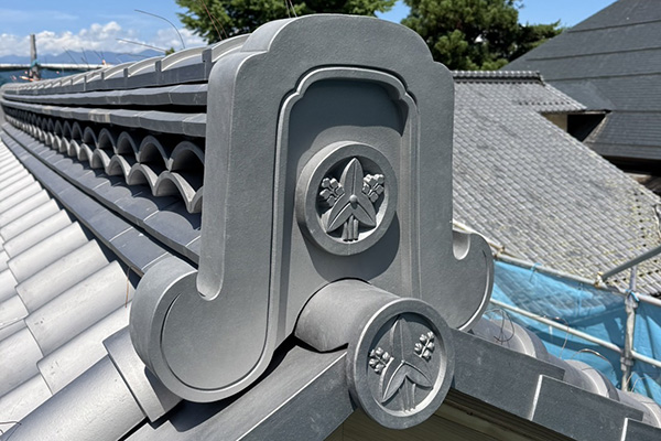 鬼瓦のある屋根