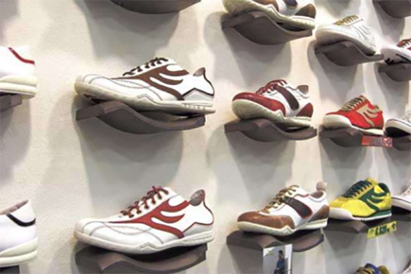 瓦をリサイクルした靴の陳列棚