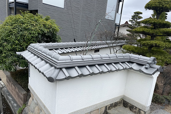 住宅の塀の笠瓦