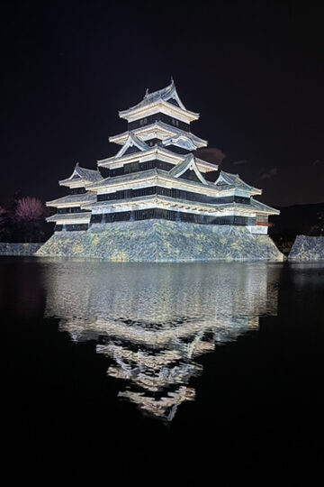 水面に映った松本城